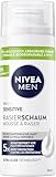 NIVEA MEN Sensitive Rasierschaum (50 ml), Rasierschaum für sensible Haut, schonender Rasierschaum für Männer mit Kamille, Provitamin B5 und Vitamin E