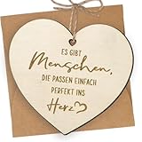 GEBETTER Freundin Geschenk „Es gibt Menschen, die passen einfach perfekt ins Herz“ Holzkarte Herzform zum selber beschriften Holz Grußkarte für Geburtstag Jahrestag Hochzeit Karte Geburtstagskarte