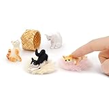 iLAND deko Katzen Figuren, Katze Figur mit Puppenhaus Zubehör im Maßstab 1:12, torten deko Katze, kleine katzenfigur, Katzen deko geschenk (4 Katzen Figur, 1 Mini Korb, 2 Mini teppiche)
