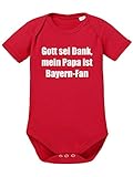 clothinx Gott sei Dank mein Papa ist Bayern Fan | Lustiges Stadt und Fußballmotiv | Das ist Nachwuchsförderung auf bayrisch | Fußball ist unser Leben Baby-Body aus 100% Bio Baumwolle Rot Gr. 62