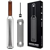 REDSALT® Premium Zester Edelstahl Reibe mit Holzgriff | rasiermesserscharfe Klinge | Küchenreibe Hobel für Zitrone Ingwer Hartkäse | Parmesanreibe Ingwerreibe Zitronenreibe Käsereibe Muskatnuss
