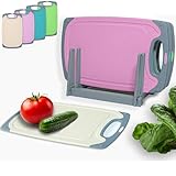 KPYTO Frühstücksbrettchen Set, 4 Brettchen in 4 Farben mit Ständer, 25x15 cm, spülmaschinenfest beidseitig rutschfest mit Saftrille und Griff Schneidebrettchen Kunststoff klein antibakteriell