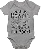 Shirtracer Baby Body Junge Mädchen - Geschenk zum Vatertag - Ich bin der Beweis dass Papa nicht nur zockt - 3/6 Monate - Grau meliert - nerd strampler vatertagsbody papatagsgeschenk game bodys