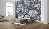 Komar Vlies Fototapete Merian Blue - Größe: 350 x 250 cm - 7 Bahnen, Bahnbreite 50 cm - Blumen, Blumenmotiv, Schlafzimmer, Tapete, Designtapete - X7-1041