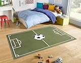 Hanse Home Adventures Kinderteppich Fußball - Kurzflor Teppich Junge Mädchen Spielteppich Modern Spielfeld Fussball Kinder-Teppich für Kinderzimmer, Spielzimmer - 120x170cm, Grün