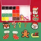 BOUTIKS Weihnachts Bügelperlen Set - 2000 Stück Bügelperlen 5mm mit 13 Weihnachtsmotiven | Inkl. Steckbrett, Bügelpapier & Geschenkbox | für Kinder ab 6 Jahren
