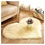Flauschiger Fellteppich in Herzform für Wohnzimmer, Sofa, Schlafzimmer, weicher zotteliger Lammfell-Teppich mit Kunstfell-Stuhlkissen, Beige, 30 x 40 cm