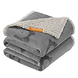 FEANDREA wasserdichte Hundedecke, Sherpa Fleece Haustier Decke für mittlere kleine Hunde, Katzen, 152 x 127 cm, Wendbarer Sofabezug-Schutz, maschinenwaschbar, grau