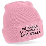BOO Shirt Aus dem Weg! Ich muss zum Stall Mütze v2 – lustige Beanie für Reiter & Pferdebesitzer – warme Wintermütze mit Spruch – Geschenkidee (Rosa)