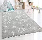 the carpet Beat Kids Moderner Weicher Kinderteppich, Weicher Flor, Pflegeleicht, Farbecht, Weltraum, Astronauten Muster Grau, 80 x 150 cm