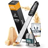 Brendo Premium Zester Reibe I Käsereibe Schwarz I Edelstahlklinge I Knoblauchreibe, Muskatnuss Reibe, Zitronenreibe, Ingwerreibe, Parmesanreibe I Fingerschutz, Schutzhülle & Reinigungsbürste