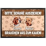 Personalisierte Fußmatte „Bitte Schuhe ausziehen! Namen brauchen was zum Kauen!“ - 2 Hunde - Deko-Fussmatte, Geschenk zum Einzug, Schmutzmatte mit Hunderassen - dünn, rutschfest, 60 x 90 cm