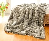 Wohnen & Accessoires GmbH & Co. KG Felldecke, Webpelzdecke, Fellimitat Decke Grauwolf mit grau-beigem Fell 150x200