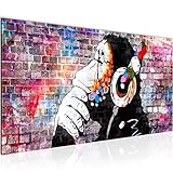 Runa Art Wandbild Banksy-Style AFFE mit Kopfhörer 1 Teilig 100 x 40 cm Modern Bild auf Vlies Leinwand Street Art Graffiti Loft Wohnzimmer Bunt 042512c